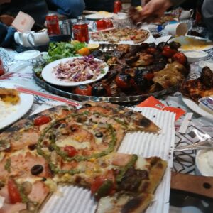 تهیه غذای سالم قبول سفارشات به تعداد با رعایت نکات بهداشتی