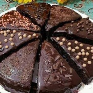 کیک و شیرینی پزی خانگی شکلاتی وانیلی با فیلینگ موز